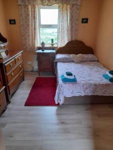 Postel nebo postele na pokoji v ubytování Granny's cottage, a lovely lakeside cottage