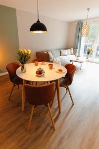 a living room with a table and a couch at Tien Stuuv in Ratzeburg