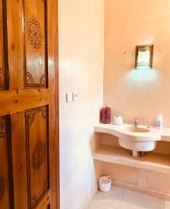 y baño con lavabo y espejo. en Villa Kyanite, en Essaouira