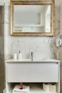 a bathroom with a white sink and a mirror at CLASSIC FLAT boschetto in Rome