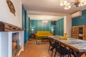 comedor con mesa y sofá amarillo en Villa San Lorenzo, en Capitana