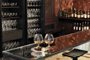 zwei Weingläser auf einer Theke in einer Bar in der Unterkunft Villa Laetitia in Rom