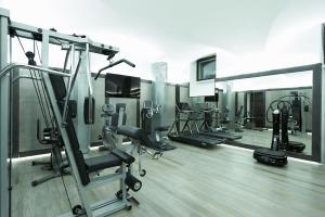 ein Fitnessstudio mit mehreren Laufbändern und Crosstrainern in der Unterkunft Villa Laetitia in Rom