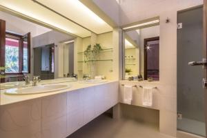 - Baño con 2 lavabos y 2 espejos en Villa San Lorenzo, en Capitana