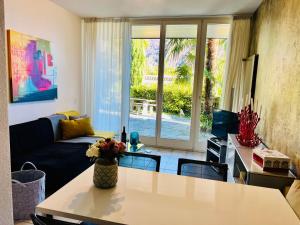 Posezení v ubytování Wohnung mit Aussicht auf Lago Maggiore & Pool
