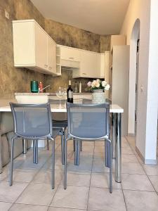 Kuchyň nebo kuchyňský kout v ubytování Wohnung mit Aussicht auf Lago Maggiore & Pool + 8 fotografií