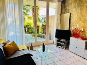TV a/nebo společenská místnost v ubytování Wohnung mit Aussicht auf Lago Maggiore & Pool