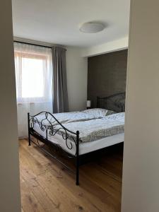 um quarto com uma cama e uma janela em Kreiers Alp em Hohenems