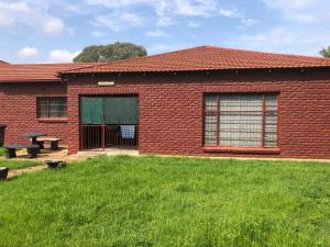 a red brick building with a picnic table in a yard at Captivating 1-Bed Studio in Springs - Home Way in Springs