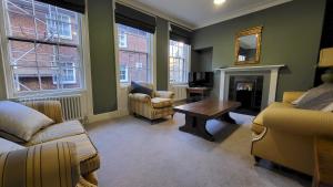 uma sala de estar com um sofá e uma mesa em Friargate House em York