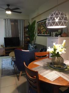 uma sala de estar com uma mesa de jantar e uma sala de jantar em The Redwoods Fairview Quezon City em Manila
