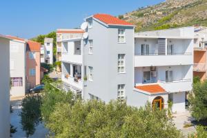 una vista aérea de un edificio de apartamentos blanco en Apartmants Šestić en Tučepi