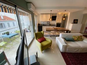 Kuchyňa alebo kuchynka v ubytovaní Grand appartement de style - Cannes