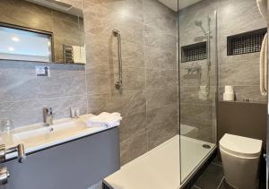 Ένα μπάνιο στο Bella Vista Hotel & Self Catering Suites