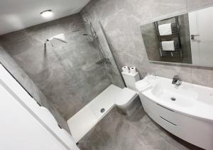 Ένα μπάνιο στο Bella Vista Hotel & Self Catering Suites