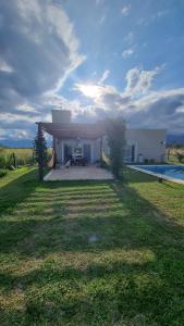 uma casa com um grande quintal com uma piscina em Aires de Ensueño - Casa de Campo em Salta