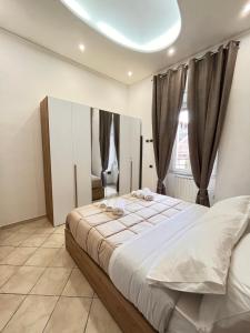 1 dormitorio con 1 cama grande y cortinas en Santa Maria Home en Nápoles
