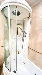 W łazience znajduje się prysznic ze szklanymi drzwiami. w obiekcie Santa Maria Home w mieście Napoli