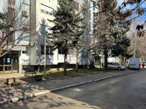 een straat met een gebouw en een auto op straat bij Viktor apartment in Kumanovo