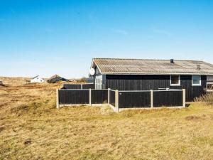 Harboørにある8 person holiday home in Harbo reの柵付黒い建物