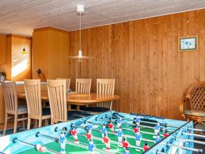 ein Zimmer mit einem Tisch und Stühlen sowie einem großen Schachbrett in der Unterkunft 8 person holiday home in Harbo re in Harboør