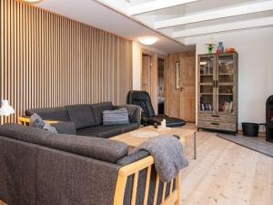- un salon avec un canapé et une table dans l'établissement 8 person holiday home in Hejls, à Hejls