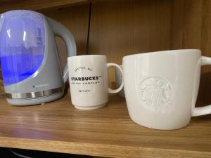 卡地夫的住宿－CF14，架子上的两个咖啡杯和一个搅拌机