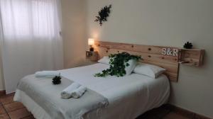 um quarto com 2 camas e toalhas em El Bosque Suites&Room By Mila Prieto em El Bosque