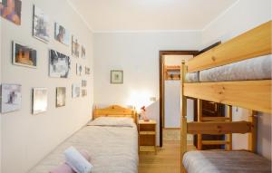 阿普里卡的住宿－2 Bedroom Awesome Apartment In Aprica，一间带两张双层床的卧室和楼梯