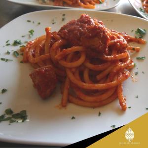 un plato blanco con un montón de espaguetis y carne en Hotel dei Nebrodi en Cesarò