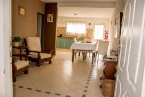 a kitchen and dining room with a table and chairs at Alojamiento La Palmera in Saladillo