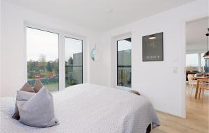 Katil atau katil-katil dalam bilik di Cozy Apartment In Lembruchdümmer See