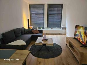 een woonkamer met een bank en een salontafel bij Apartment City Center Gouda in Gouda
