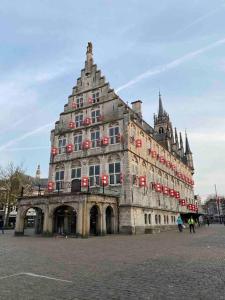 een groot gebouw met rode decoraties erop bij Apartment City Center Gouda in Gouda