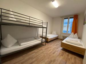 2 literas en una habitación con suelo de madera en Happy central apartment, en Interlaken