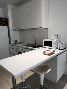 cocina con encimera blanca y microondas en Estudio Marbella, en Marbella