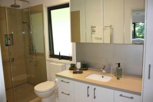 A bathroom at Little Haven in Mount Eliza with views