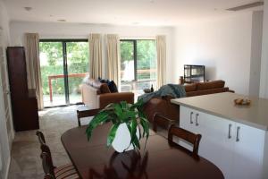 A seating area at Little Haven in Mount Eliza with views