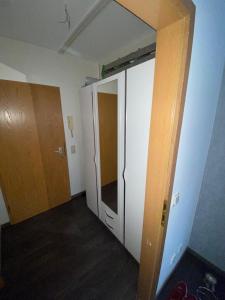een lege kamer met een kast en een deur bij PS-Projektentwicklung in Dortmund