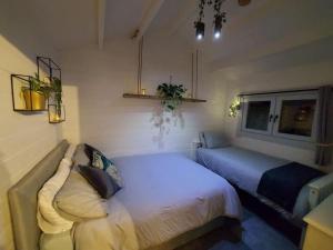 TromraにあるSeafield Cabinのベッドルーム1室(ベッド1台、ソファ、窓付)