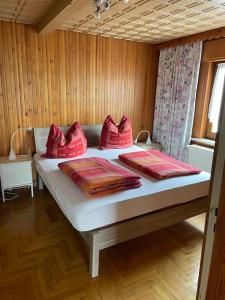 a bedroom with a bed with red pillows on it at Ferienwohnung im Spreewald, Nähe Lübben in Golßen