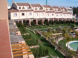 uma vista para o resort a partir da varanda de um edifício em Residencial Augusta na Islantilla