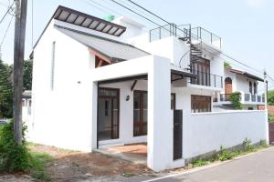 una casa bianca con facciata in bianco e nero di Villa 61A - Capital of Sri Lanka a Pagoda