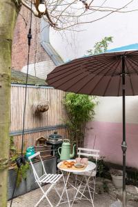 une table, deux chaises et un parasol dans l'établissement Ecomama, à Amsterdam