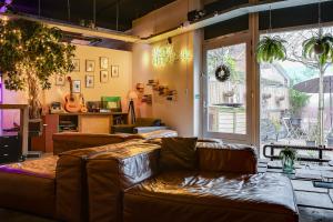 a living room with two brown leather couches at Ecomama in Amsterdam