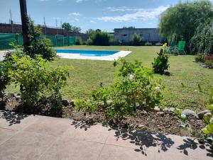 a yard with a swimming pool and some plants at El Jazmín in Salta