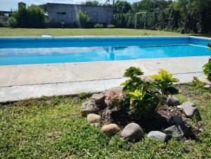 eine Anlage in einem Hof neben einem Schwimmbad in der Unterkunft El Jazmín in Salta