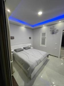 a bedroom with a bed with a blue ceiling at Ferienwohnung in Cecelia Resort in Hurghada