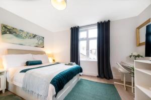 a bedroom with a bed and a window at spacious flat in london in London