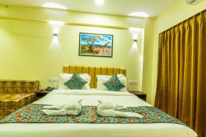 เตียงในห้องที่ Chinar WoodS Resort